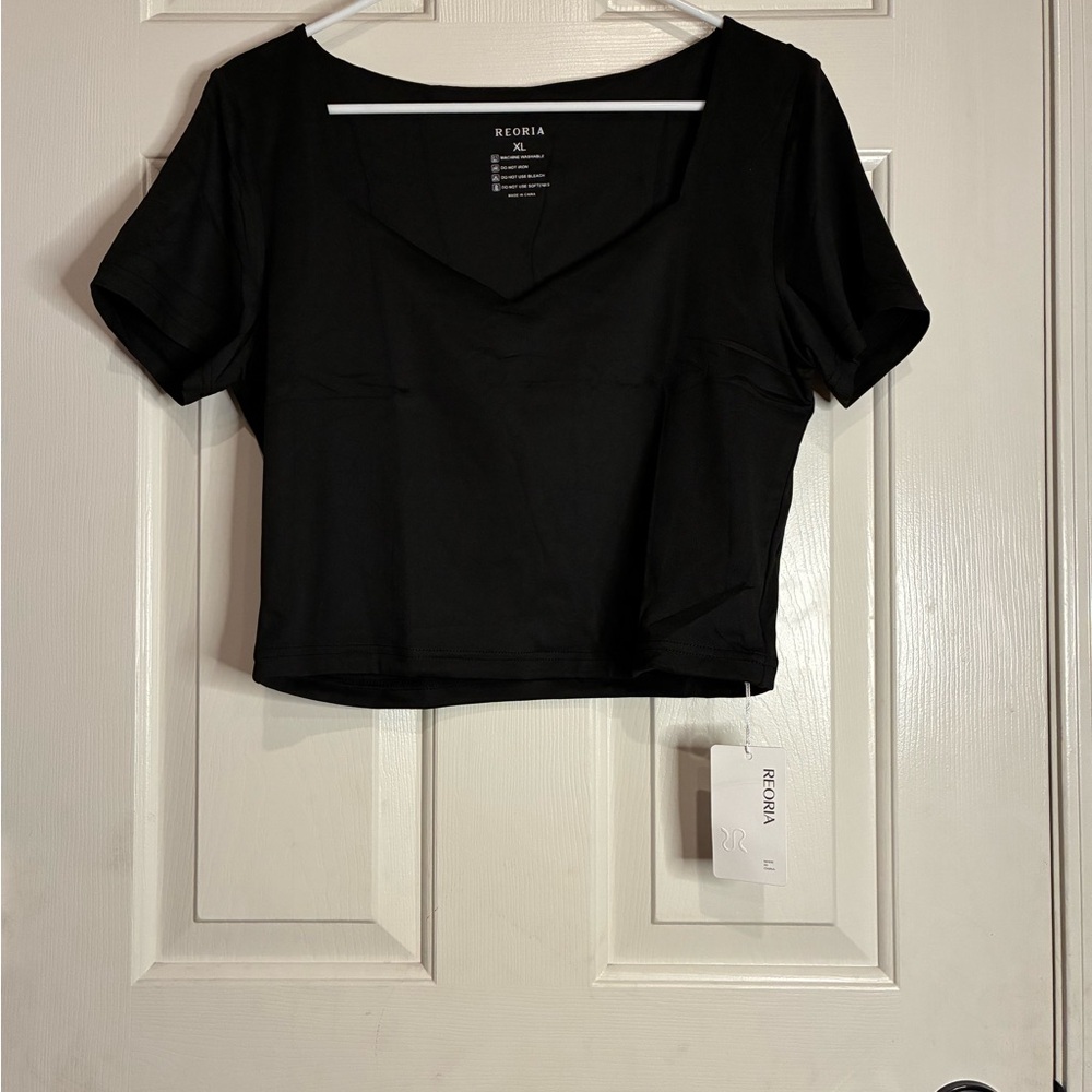 ReoRia Black Short Sleeve V-Neck Crop Top